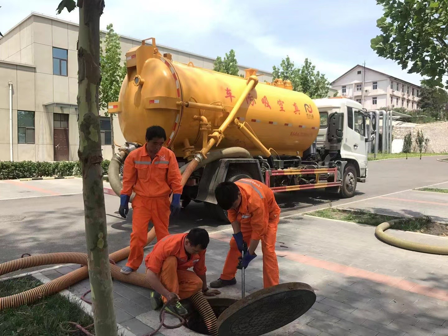 土默特右管道疏通车停在窨井附近