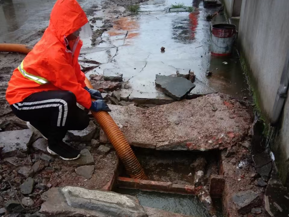 土默特右专业清理污水池 炜誉市政以规范流程守护城市 “肠道”