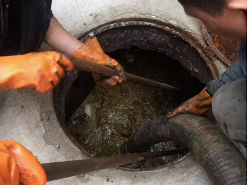 土默特右清理化粪池时如何避免沼气的危害?